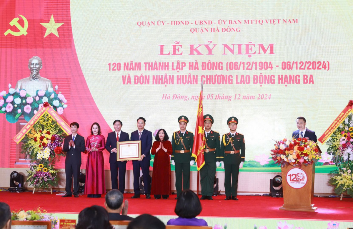 Hà Nội: quận Hà Đông vinh dự đón nhận Huân chương Lao động hạng Ba sau 120 năm phát triển