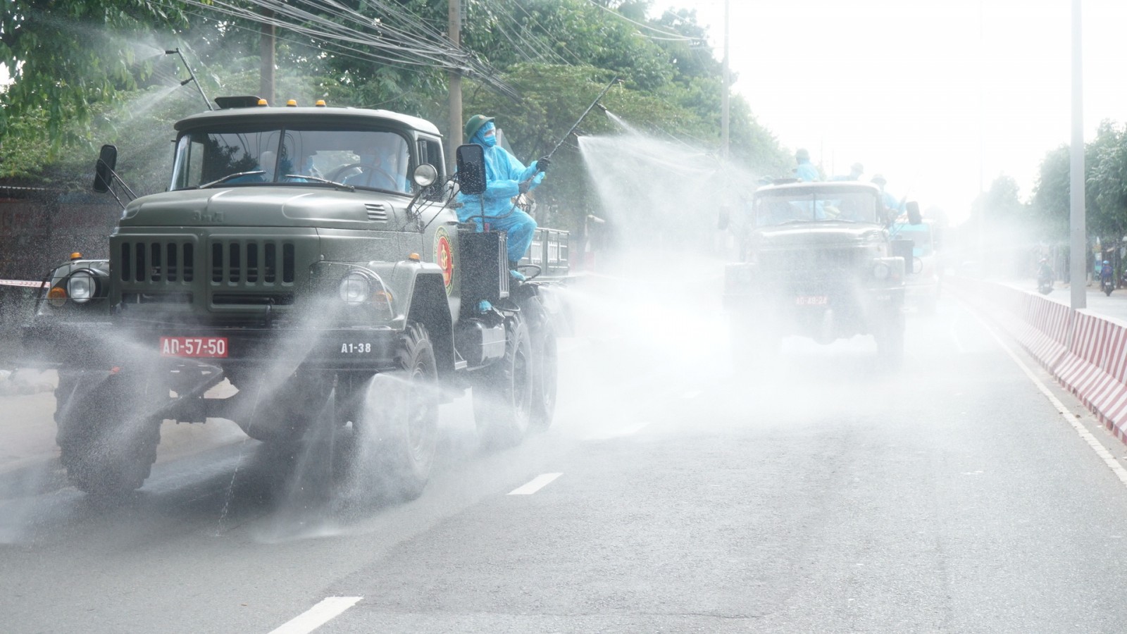  Cán bộ, chiến sĩ Phòng Hóa học, Quân đoàn 4 triển khai phương tiện phun khử khuẩn các tuyến đường quanh khu vực cách ly tại TP. Thuận An