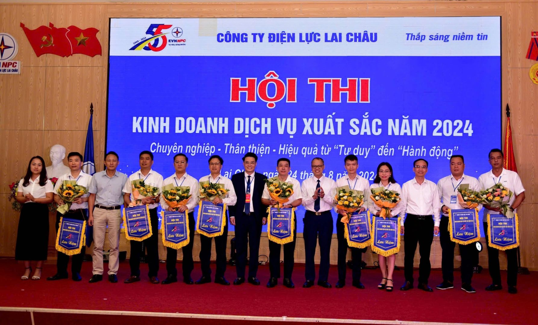 Ban tổ chức trao cờ lưu niệm cho các đội thi