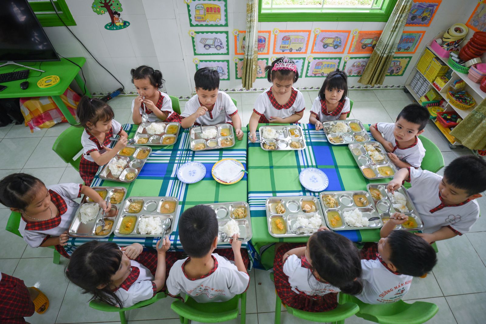 Bữa cơm của các em học sinh
