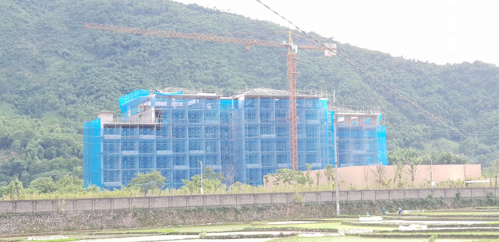 Chủ đầu tư đang tiến hành cải tạo, xây dựng khách sạn của Dự án Apec Mandala Sky Villas Kim Bôi 