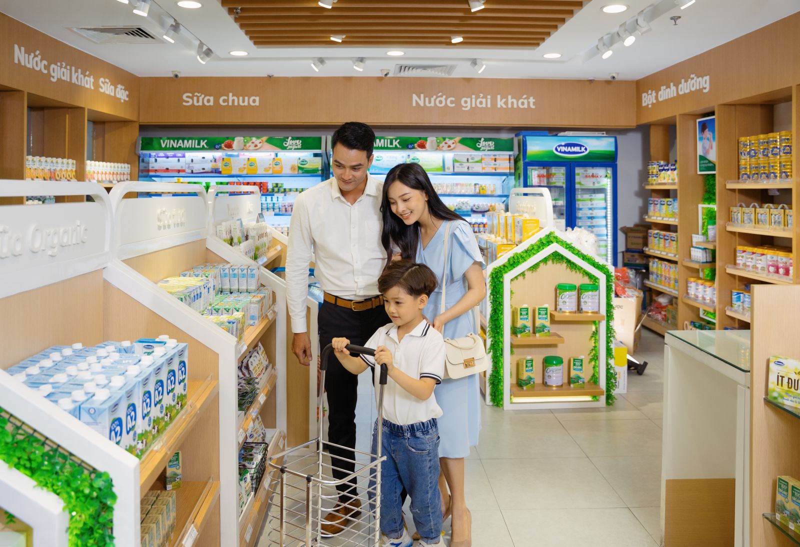 Vinamilk là thương hiệu được người tiêu dùng Việt Nam chọn mua nhiều nhất trong nhiều năm liền  Hình 4: Hệ thống năng lượng mặt trời là dấu chân xanh nổi bật trong việc sử dụng năng lượng tái tạo vào hoạt động sản xuất kinh doanh của Vinamilk